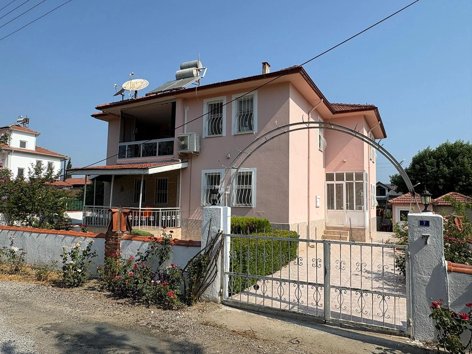 Zweistöckiges Haus Auf Einem 514 M² Großen Grundstück In Okçular Zu Verkaufen.