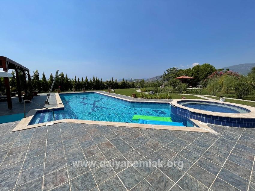 Luxuriöse 4+1-zimmer-villa Auf Einem 7000 M² Großen Grundstück Mit Blick Auf Den Strand Von Dalyan Iztuzu Zu Verkaufen