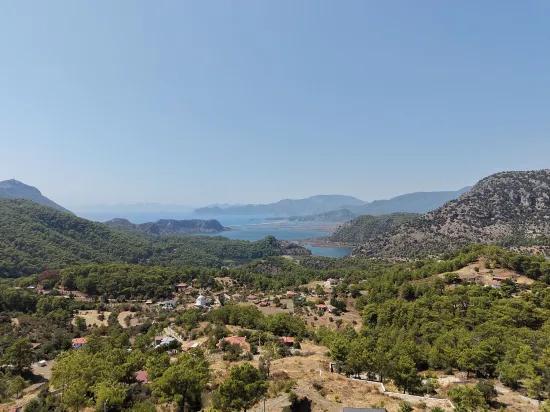 Dalyan Gökbel'de göl ve deniz manzaralı 4+1 satılık villa