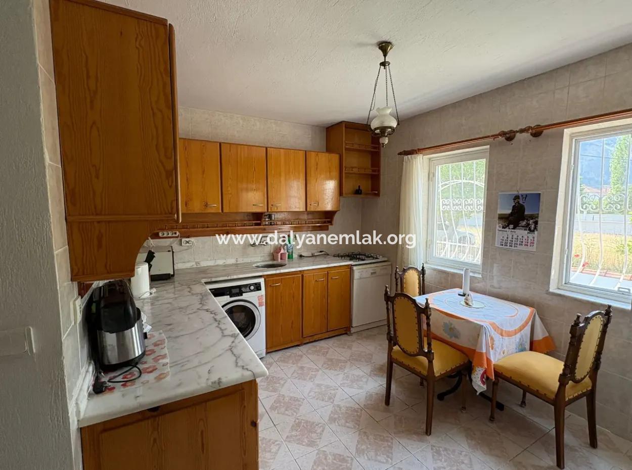 Okçular'da 514M2 Arsa İçerisinde 2 Katlı Satılık Ev