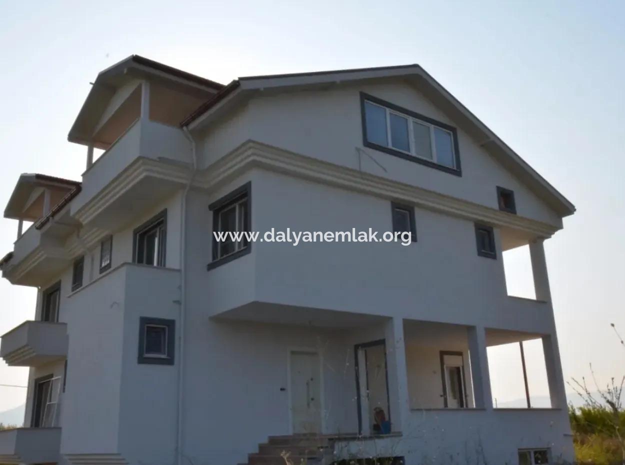 Dalyan Eskiköy'de Göl Manzaralı Satılık Villa