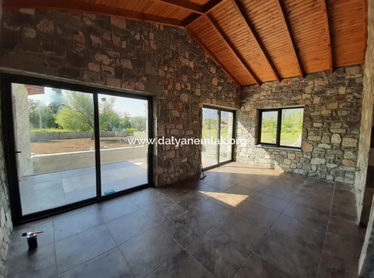 Zeytinalanında 930M2 Arsa İçinde 3+1 Satılık Taş Ev