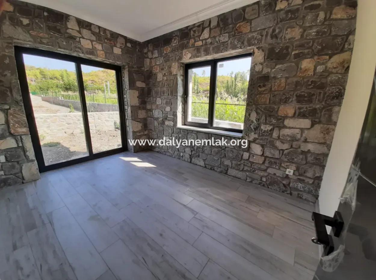 Zeytinalanında 930M2 Arsa İçinde 3+1 Satılık Taş Ev