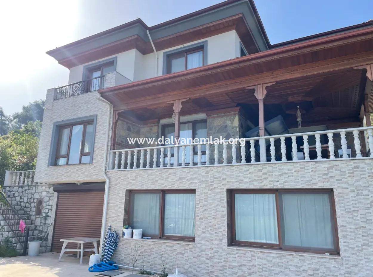 Akçapınar'da Deniz Manzaralı Satılık 6+1 Villa