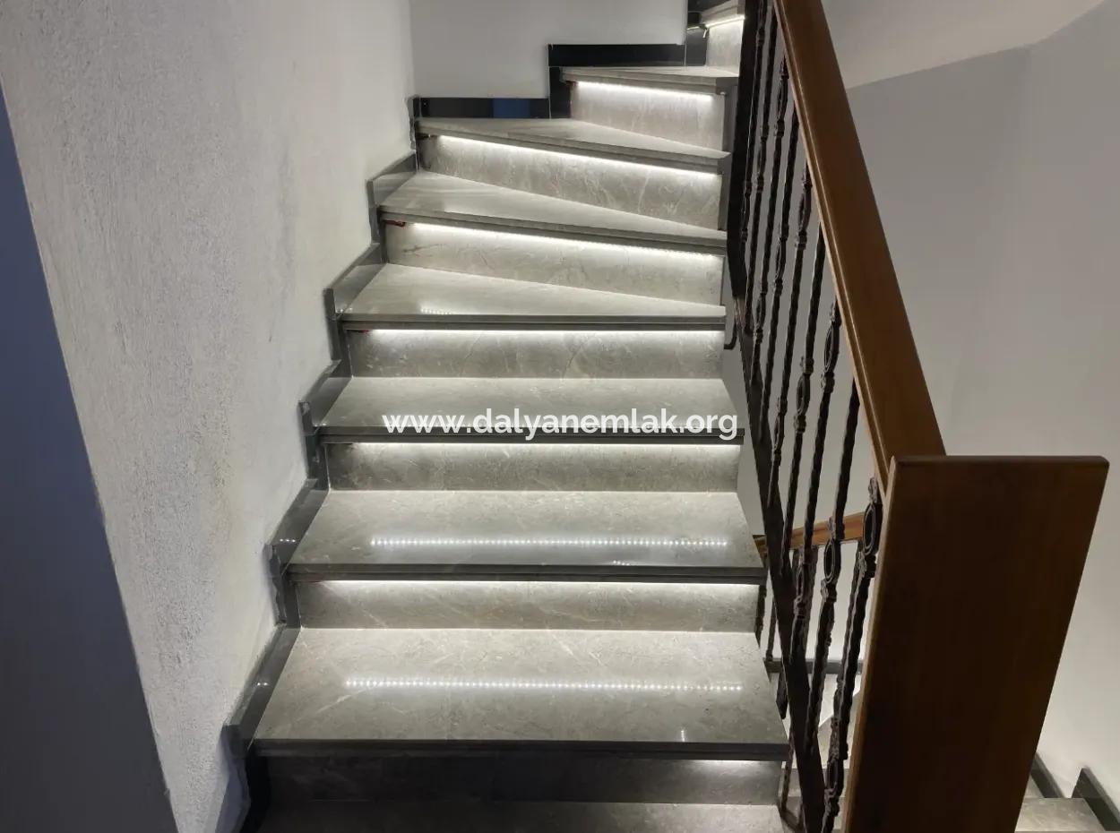 Akçapınar'da Deniz Manzaralı Satılık 6+1 Villa