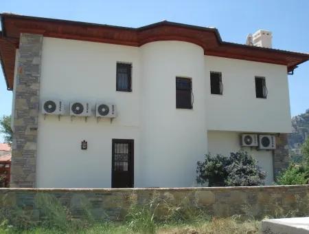 Dalyan'da Satılık Villa Dalyan Gülpınarda  800M2 Arsa İçerisinde 4+1 Salık Lüks Villa