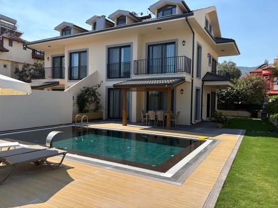 Dalyan'da Gülpınar'da Satılık 4+1 Villa